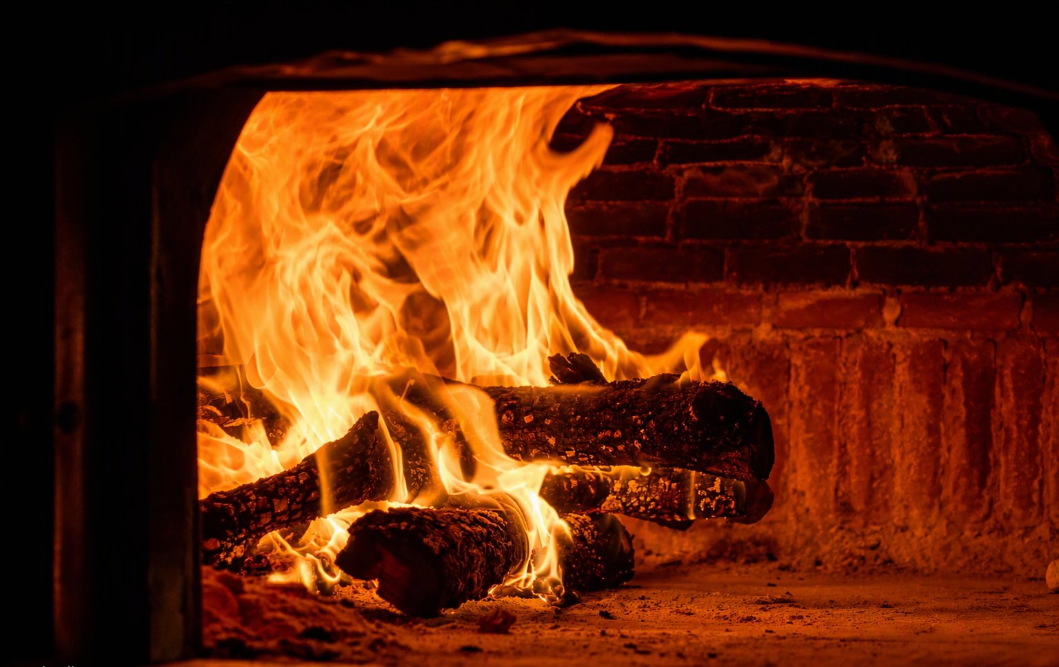 Il forno a legna acceso