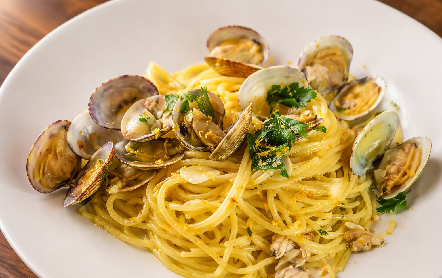 Gli spaghetti alle vongole con la bottarga